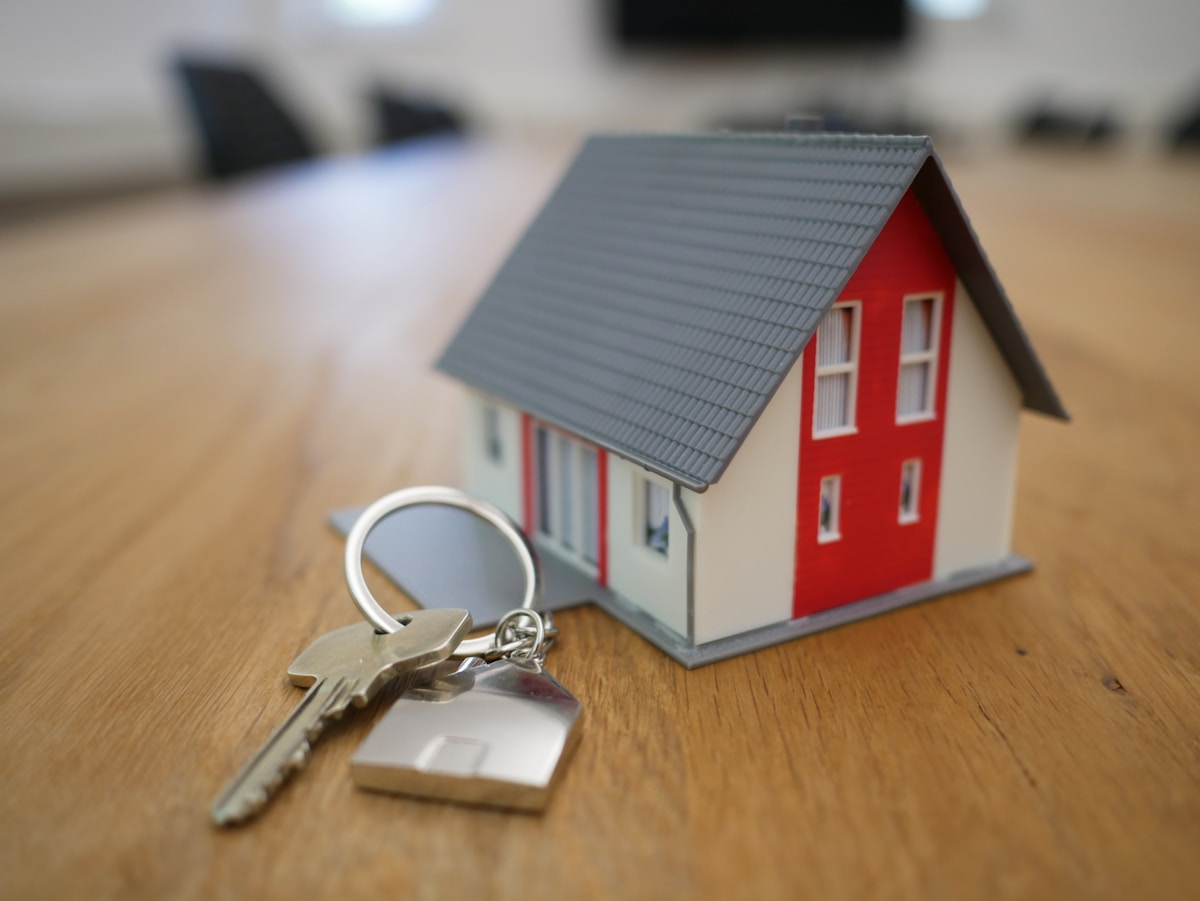 House keys being handed over at closing after a fast cash home sale in Virginia